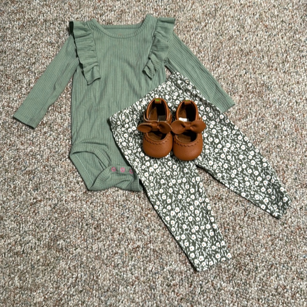 Baby girl - 2 outfits with 1 pair of shoes